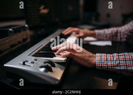 Männlichen Klang Produzent Hände auf musikalische Tastatur, Nahaufnahme. Digitale Audio-Recording-Technologie. Media engineering Stockfoto