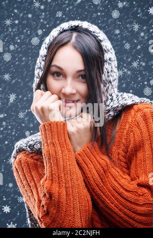 Schneeflocken fallen auf den Kopf eines jungen Mädchens Stockfoto