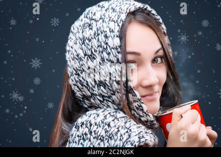 Schneeflocken fallen auf den Kopf eines jungen Mädchens Stockfoto