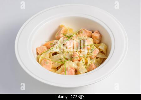 Fettuccine mit Lachs Stockfoto