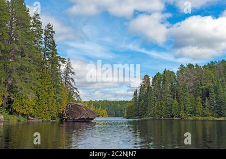 Wolken und Sonne in den North Woods am Long Island Lake in den Boundary Waters in Minnesota Stockfoto