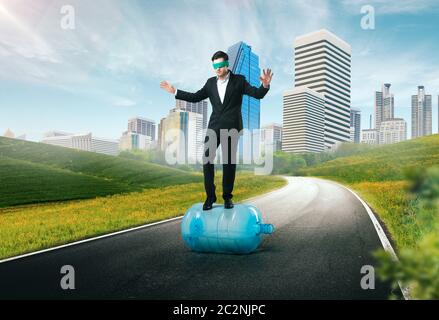 Difficults und Risiko in Business Konzept. Geschäftsmann mit verbundenen Augen auf einem unerforschten Weg Stockfoto