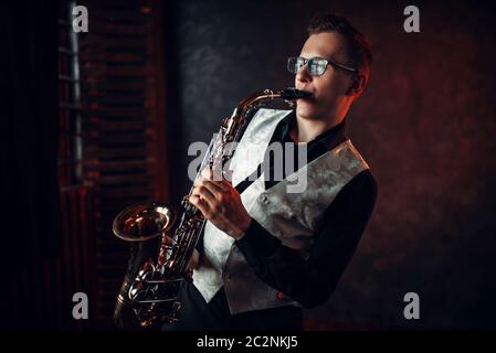 Professionellen männlichen Saxophonist jazz musikalische Melodie am Saxophon zu spielen Stockfoto