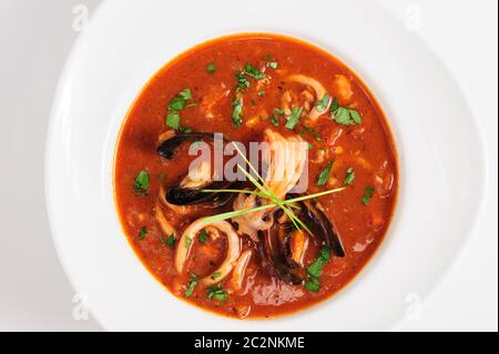 Meeresfrüchtesuppe in Weiß Teller Stockfoto