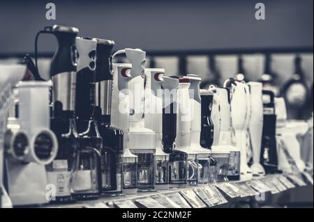 Reihe der Vielzahl Mixer in Store Stockfoto