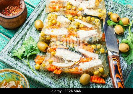 Dschelliges, kaltes Fischgericht, gefüllt mit gelatinöser Brühe.Russisches Essen.Fischkost. Stockfoto