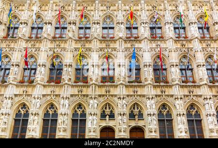 Altes Steingebäude mit Fahnen und Türmen, Europa. Europäische Architektur, mittelalterliche Stadt, berühmte Orte für Tourismus und Reisen Stockfoto