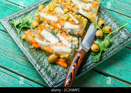 Geliert, kalte Fischgericht, gefüllt mit gelatinöser Brühe.Russische Nahrung. Stockfoto