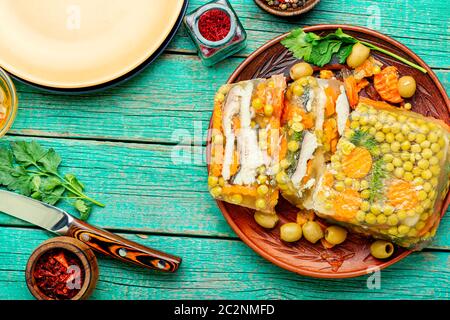 Dschelliges, kaltes Fischgericht, gefüllt mit gelatinöser Brühe. Russische nationale Küche Stockfoto