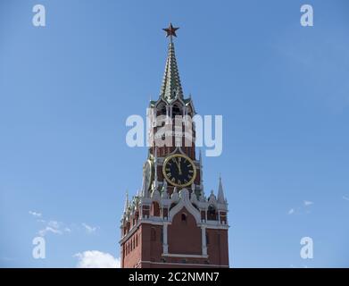 Der Moskauer Kreml Hauptuhr namens Kuranti auf Spasskaja Turm 12 Stunden. Der Rote Platz. Stockfoto