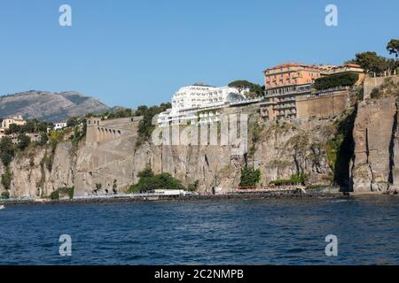 Blick auf die Häuser und Hotels auf den Klippen in Sorrent. Golf von Neapel, Kampanien, Italien Blick auf die Häuser und Hotels auf den Klippen in Sorrent. Golf von Neapel, Kampanien, Italien