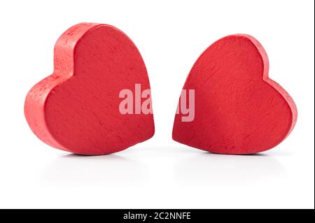 Zwei rote Herzen aus Holz isoliert auf weißem Stockfoto
