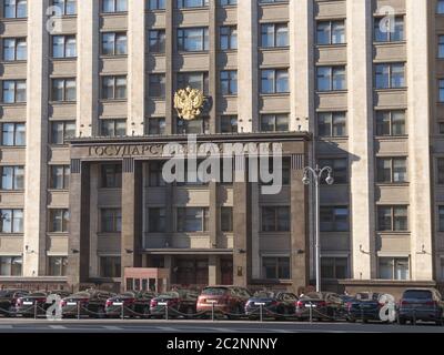 Fassade der Staatsduma, Parlament der Russischen Föderation, Sehenswürdigkeiten im Zentrum von Moskau Stockfoto