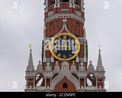 Der Moskauer Kreml Hauptuhr namens Kuranti auf Spasskaja Turm 12 Stunden. Der Rote Platz. Stockfoto