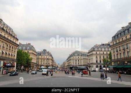 Paris, Frankreich - 17. Mai 2019: Blick auf die Pariser Straße von der Opera Garnier Stockfoto