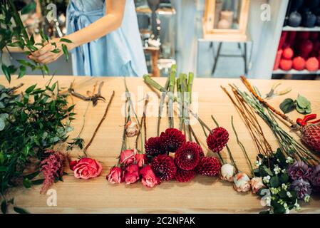 Tisch mit frischen Blumen verschiedener Sorten, Blumengeschäft, weiblichen Blumenhändler auf den Hintergrund. Blumen Anordnung, Stockfoto