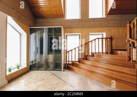 Große Eingangshalle eines modernen Haus mit Holz Treppen Stockfoto