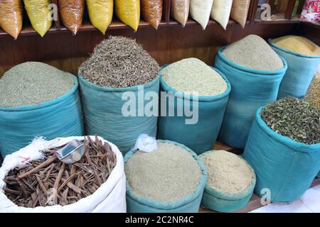 Orientalische Gewürze und Gewürze in Tüten und Paketen werden auf dem Markt verkauft. Reichtum des östlichen Marktes Stockfoto