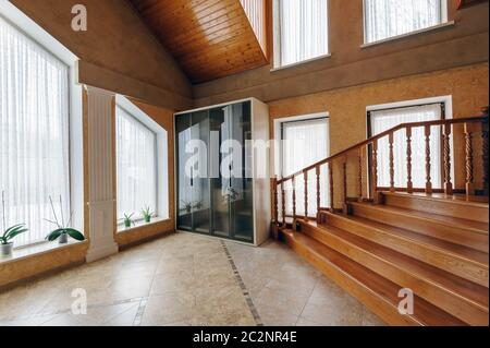 Eingangshalle von einem modernen Haus mit Holz Treppen Stockfoto