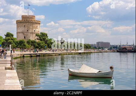 Passanten in der Nähe von White Tower, Thessaloniki, Griechenland Stockfoto