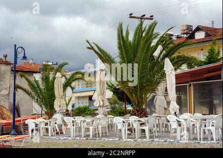 Leeren Café im Freien am Strand in Leptokaria, Mazedonien, Griechenland Stockfoto
