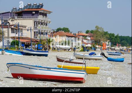 Fischerboote am Strand in Leptokaria, Mazedonien, Griechenland Stockfoto