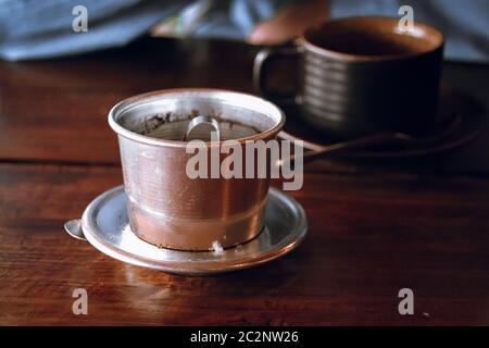 Traditioneller laotischer schwarzer Kaffee mit Kaffeetropfen, ein beliebtes lokales Getränk Stockfoto