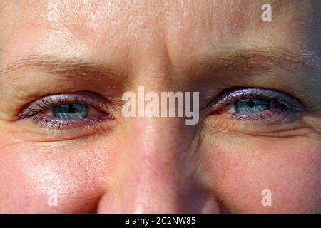 Weibliche blaue Augen. Angesichts der attraktiven Frau. Blaue Augen der Frau mittleren Alters Stockfoto