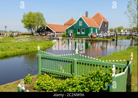 Traditionelle niederländische Dorf Häuser in Zaanse Schans, Niederlande Stockfoto