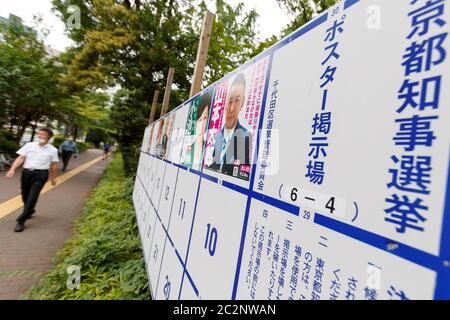 Fußgänger kommen an einem Plakatbrett vorbei, das mit den Plakaten der Kandidaten für die bevorstehenden Gouverneurswahlen in Tokio vor dem Hibiya Park am 18. Juni 2020 in Tokio, Japan, aufgestellt wurde. Die Kampagne begann offiziell am Donnerstag, 18. Juni, und wird am 5. Juli stattfinden. Quelle: Rodrigo Reyes Marin/AFLO/Alamy Live News Stockfoto