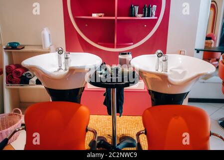 Modernes Waschbecken in Friseursalon, niemand. Professionelle Friseure, Haarschnitt Werkzeuge in Beauty Studio Stockfoto