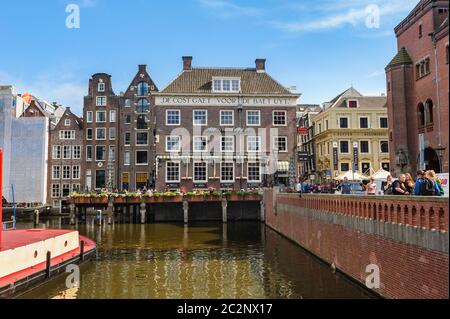 Tanzen Grachtenhäusern der Damrak, Amsterdam, Niederlande Stockfoto