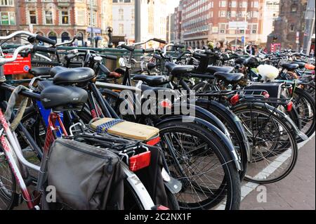 Eine Menge Fahrräder in einem typischen Amsterdamer Fahrrad parken Stockfoto