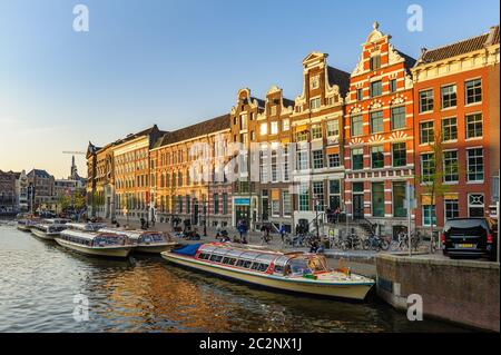 Tanzen Grachtenhäusern der Damrak, Amsterdam, Niederlande Stockfoto