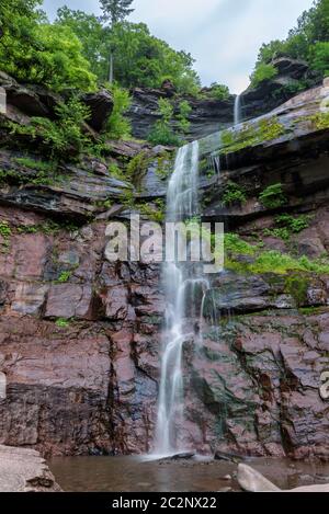 Wunderschöner Wasserfall Kaaterskill Falls in den Catskill Mountains in New York. Stockfoto