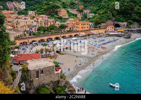 Blick auf das Dorf und den Strand von Monterosso al Mare. Es ist der westlichste der Cinque Terre, ein Nationalpark, der von der UNESCO geschützt ist. Stockfoto