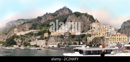 Port in berühmten Positano Resort mit vielen Boote gibt es in Italien angedockt Stockfoto