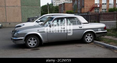 Kasachstan, Ust-Kamenogorsk - 21. Mai 2020. Auto GAZ 31105 Wolga auf dem Parkplatz. Stockfoto