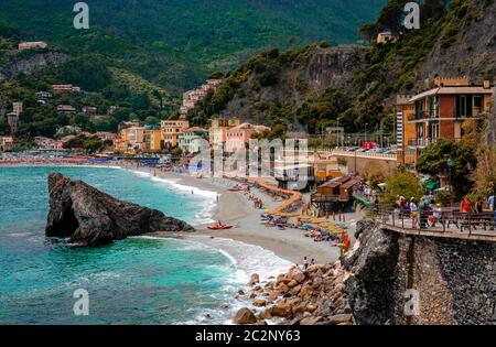 Monterosso al Mare / Italien - Mai 28 2018: Blick auf den Strand. Monterosso ist der westlichste der Cinque Terre, ein Nationalpark, der von der UNESCO geschützt ist. Stockfoto