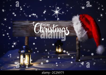 Mit englischen Kalligraphie Frohe Weihnachten unterzeichnen. Friedliche Weihnachten mit Schnee und Lampe. Stockfoto