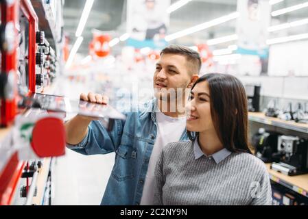 Paar kauft ein elektrischer Ofen in einem Supermarkt. Kunden im Shop, Familie Wahl Konsumgüter Stockfoto