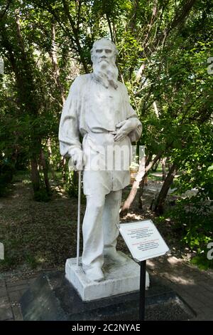 Kasachstan, Ust-Kamenogorsk - 21. Mai 2020. Leo Tolstoi Denkmal im Park. Stockfoto