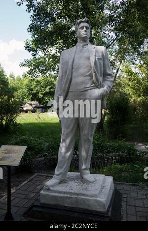 Kasachstan, Ust-Kamenogorsk - 21. Mai 2020. Wladimir Majakowski Denkmal im Park. Stockfoto