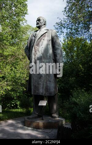 Kasachstan, Ust-Kamenogorsk - 21. Mai 2020. Wladimir Lenin Denkmal im Park. Bildhauer: Y.Vuchetich. 1958. Stockfoto