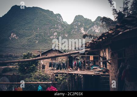 Stelzenschlamm und Holzhäuser von Khuoi Ky Rock Village auf den Karstbergen in Cao Bang Vietnam gebaut zeigt die alten Traditionen und Lebensstil von Vietn Stockfoto