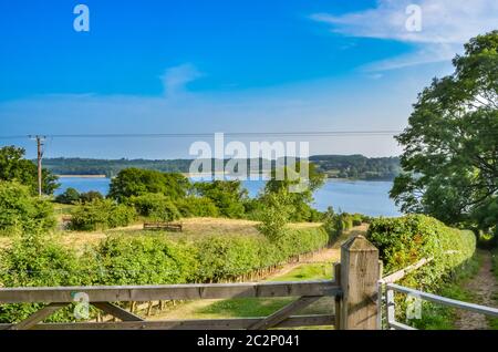 Rutland Water ein großes Reservoir in Leicestershire. Blick über ein Tor zum Wasser Stockfoto