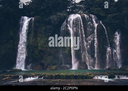 Dunkle und stimmungsvolle Filmkulisse von Ban Gioc oder Detian Falls in Cao Bang, Vietnam während der Wintersaison Stockfoto