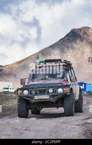 Japanische Sport Utility Vehicle Nissan Patrol Fahren auf Bergstraße auf Hintergrund Vulkanlandschaft. Off-Road-Reise in vulkanischen Reiseziele. Stockfoto