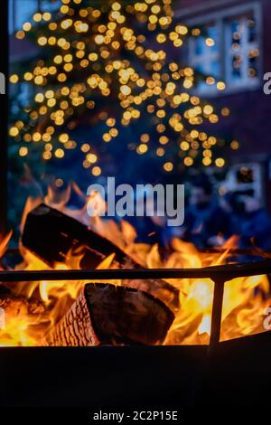 Nahaufnahme des brennenden Feuerholzes im Kamin Stockfoto