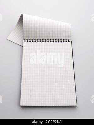 Kariertes Papier Notebook isoliert auf grau Stockfoto